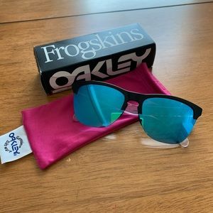 Oakley Frogskins Sunglasses. Polarized. Original box and protective sleeve